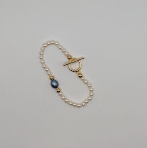 Elegant Pearl Bracelet with Gold Clasp